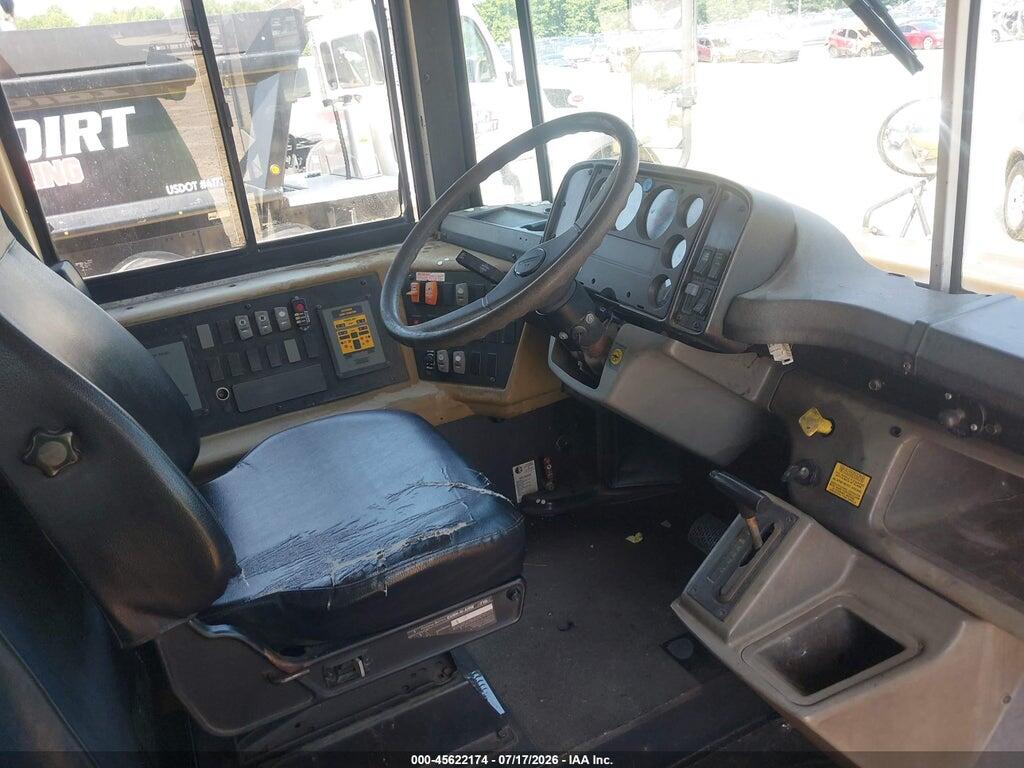 4UZ6CJAAXYCG73546 2000 FREIGHTLINER CHASSIS photo no. 5