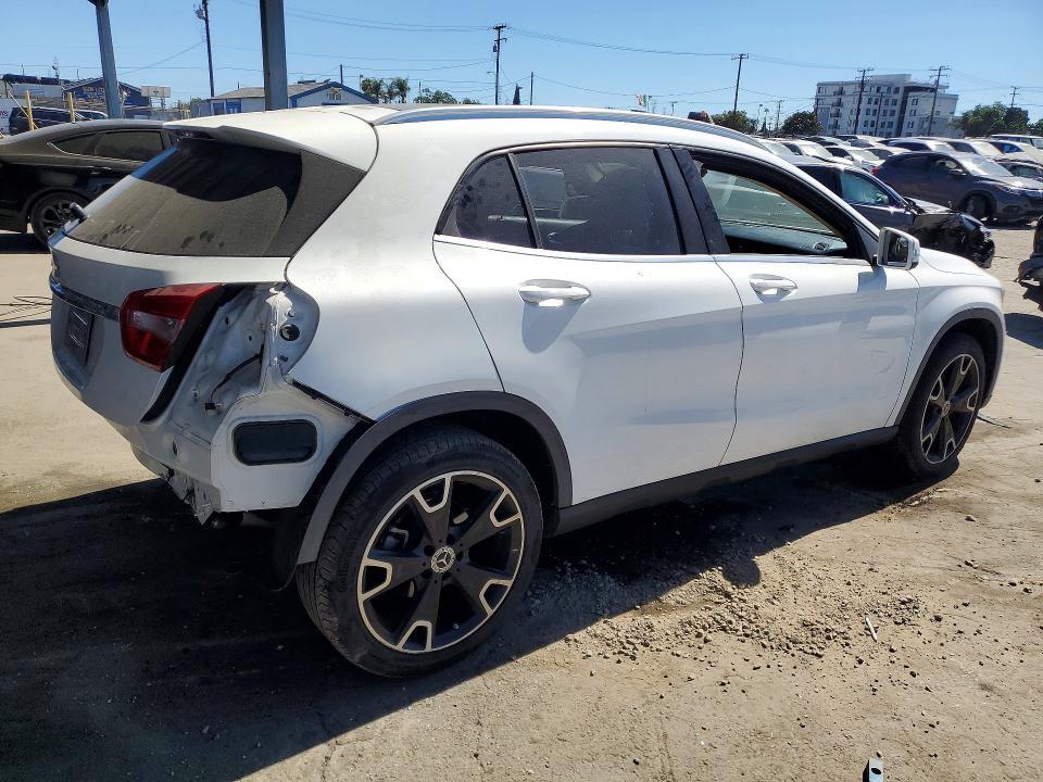 2020 MERCEDES-BENZ GLA 250 — Фото 3 из 14