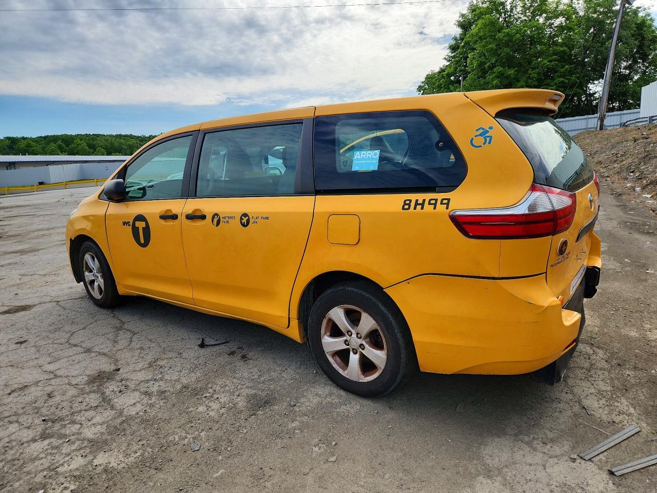 2017 TOYOTA SIENNA — Фото 2 из 13