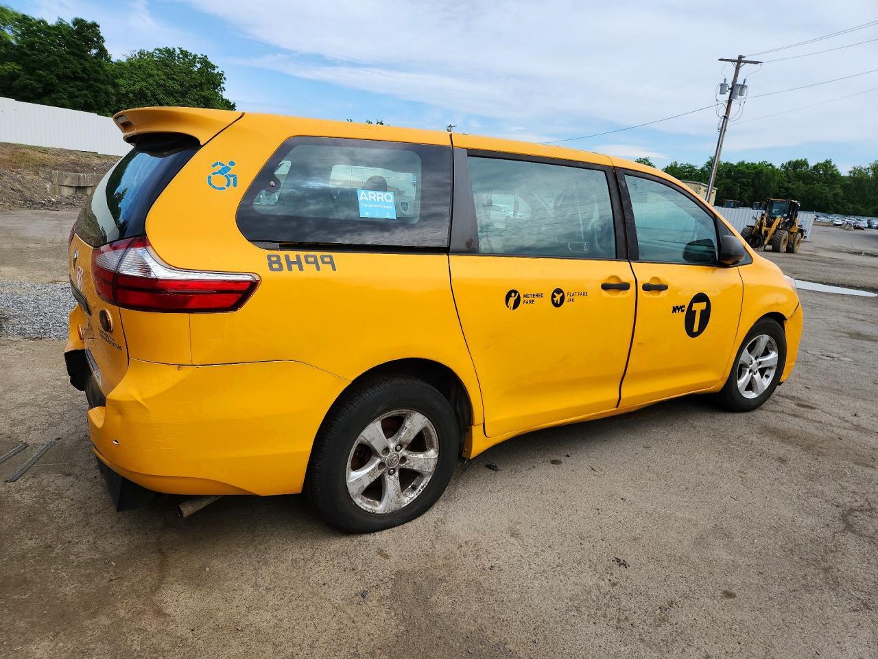 2017 TOYOTA SIENNA — Фото 3 из 13