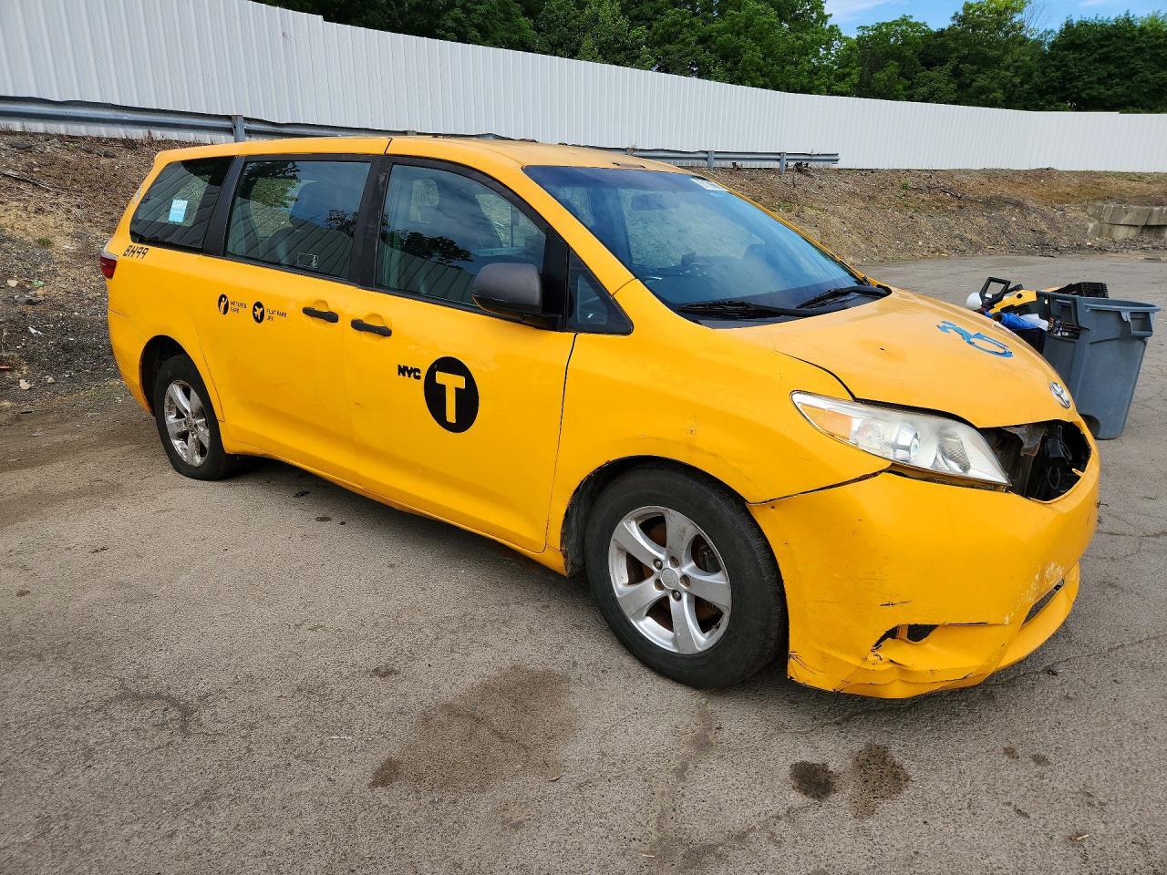 2017 TOYOTA SIENNA — Фото 4 из 13