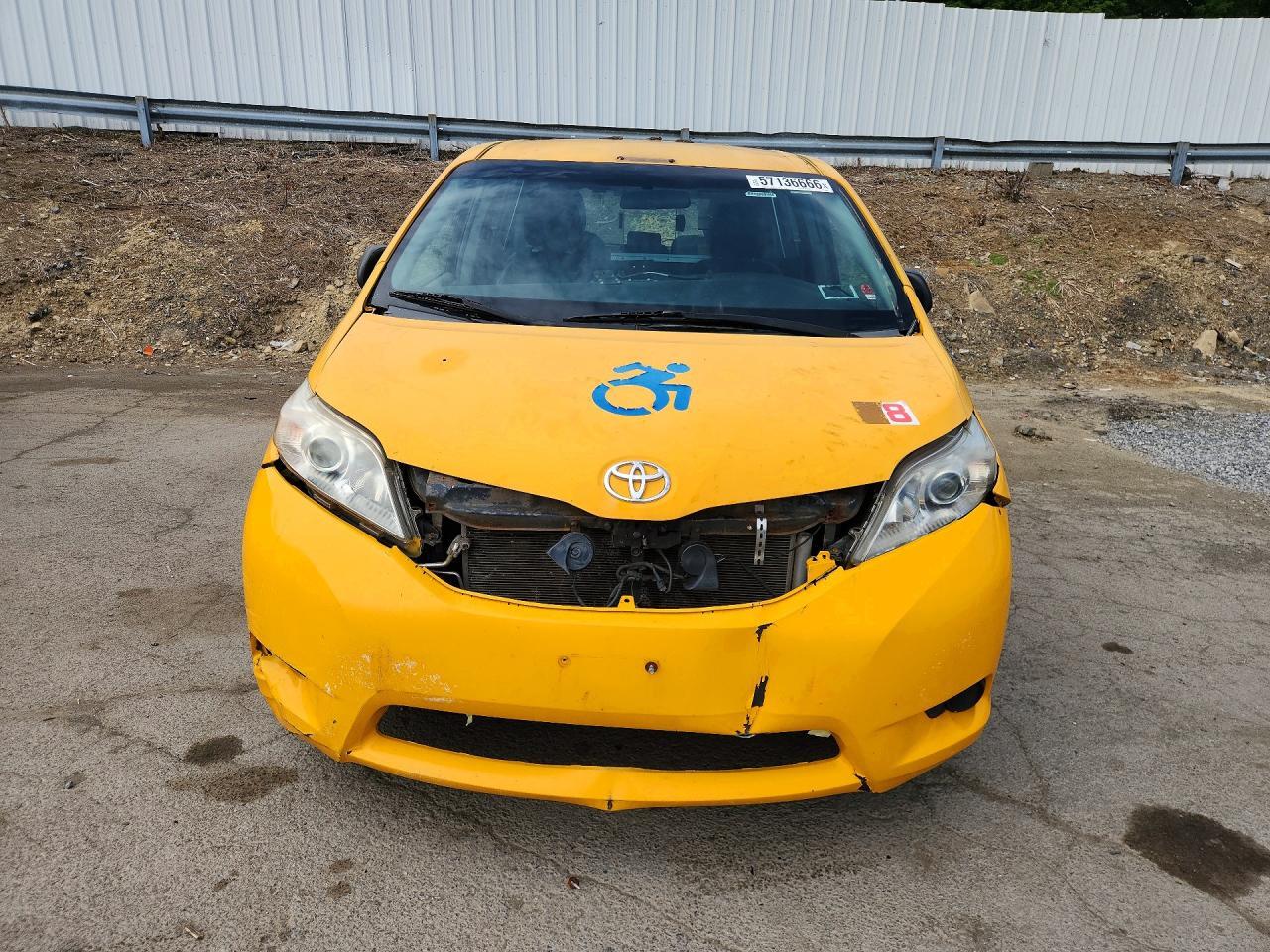 2017 TOYOTA SIENNA — Фото 5 из 13