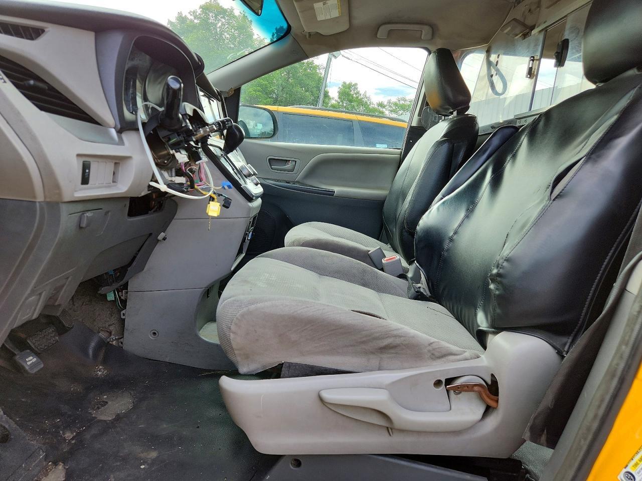 2017 TOYOTA SIENNA — Фото 7 из 13