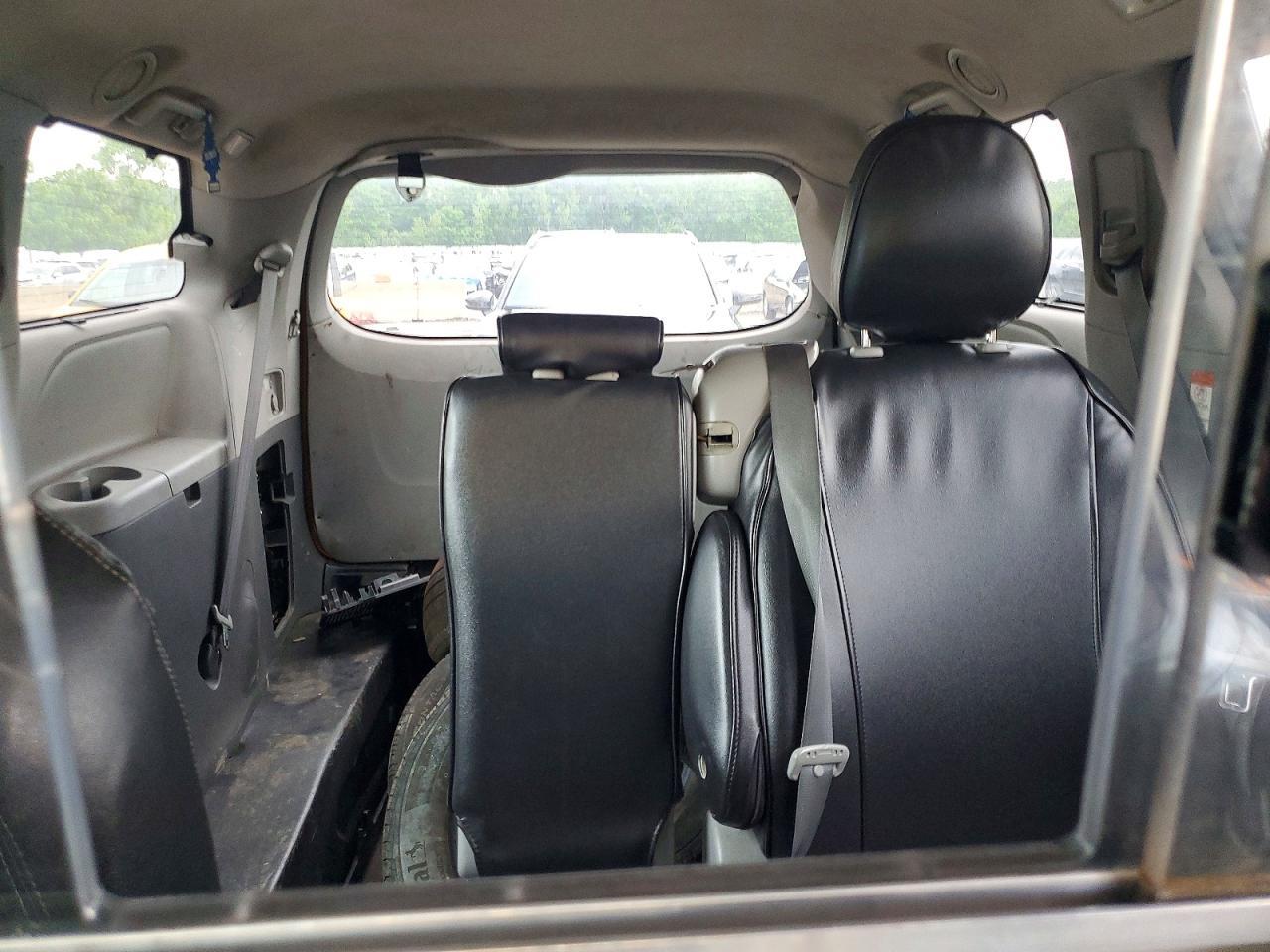 2016 TOYOTA SIENNA LE — Фото 10 из 14