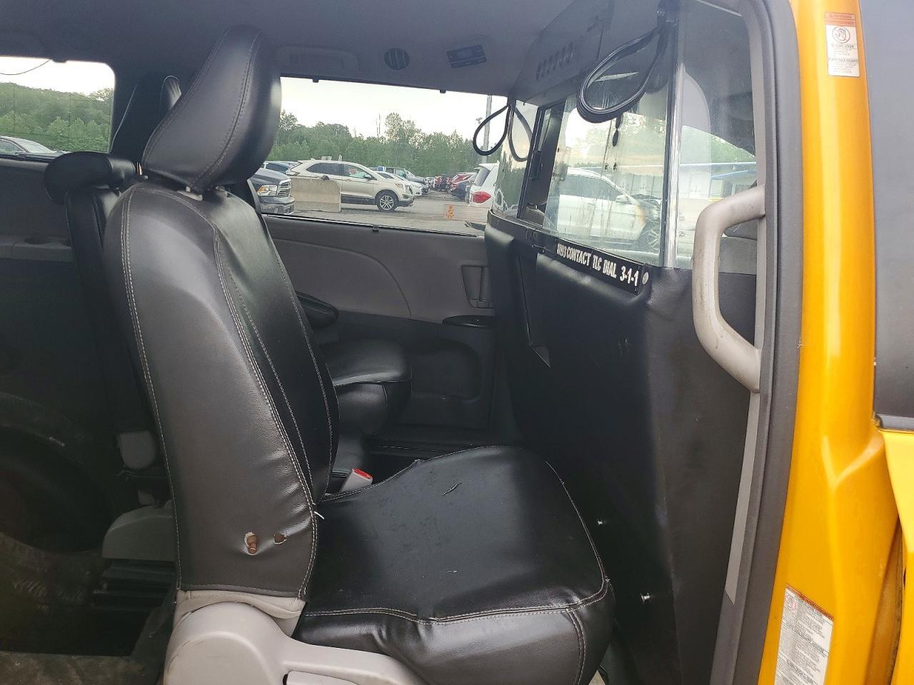 2016 TOYOTA SIENNA LE — Фото 11 из 14