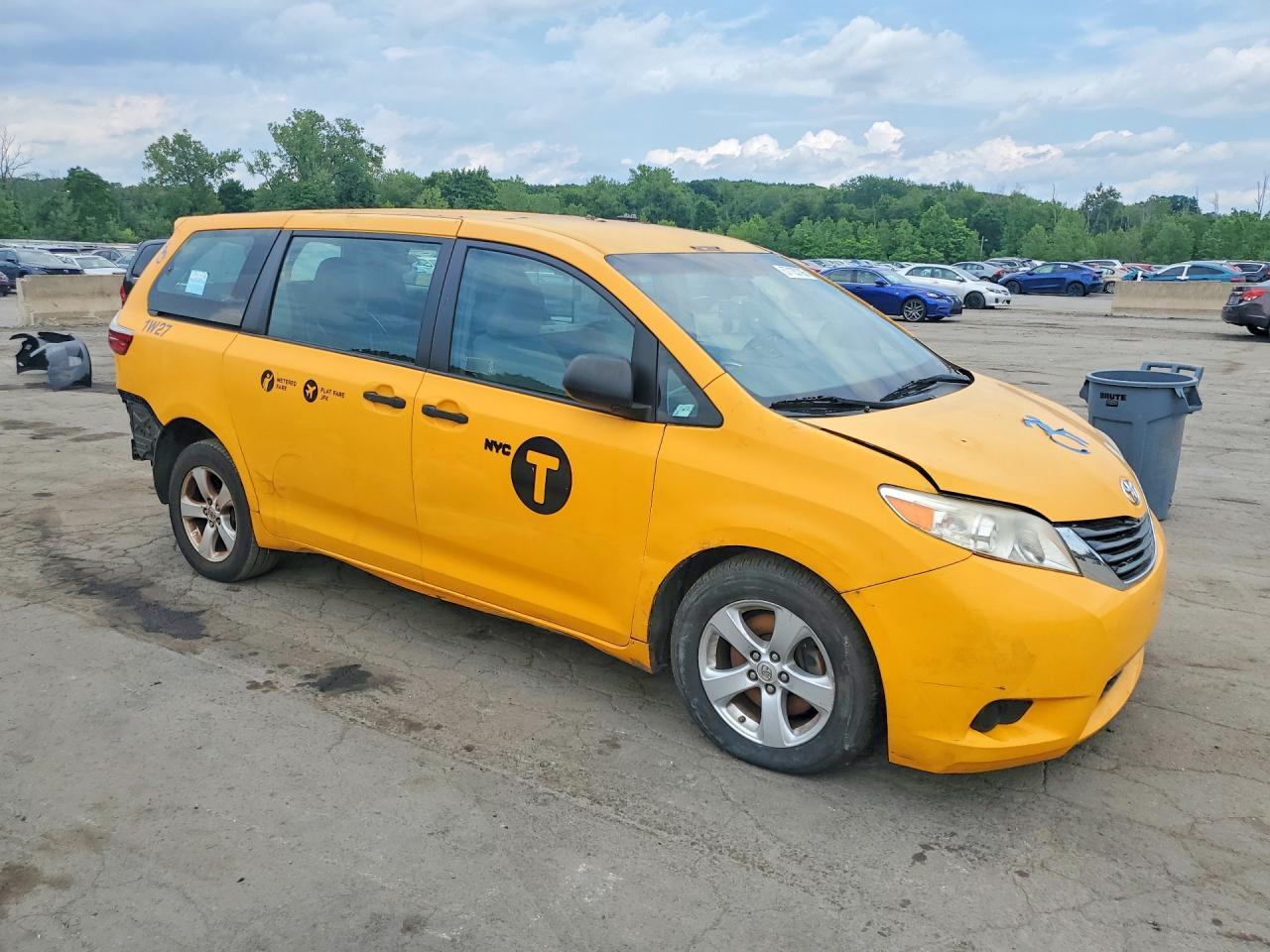 2017 TOYOTA SIENNA L 7-PASSENGER — Фото 4 из 13