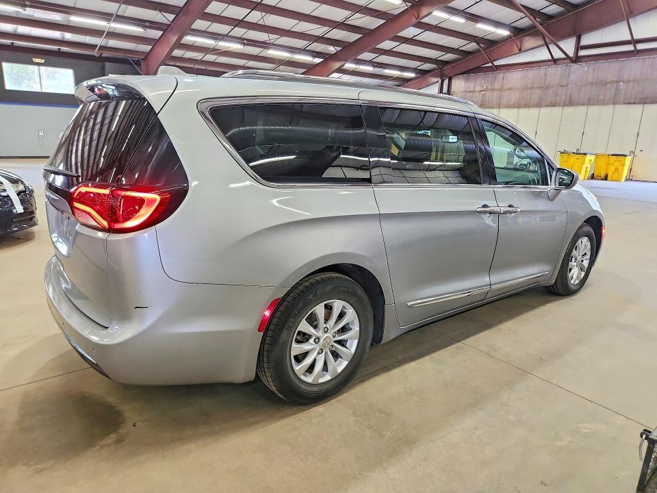 2019 CHRYSLER PACIFICA TOURING L — Фото 3 из 13