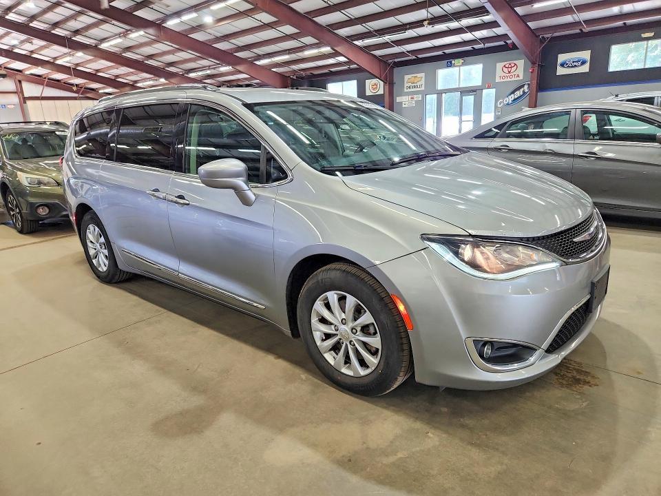 2019 CHRYSLER PACIFICA TOURING L — Фото 4 из 13