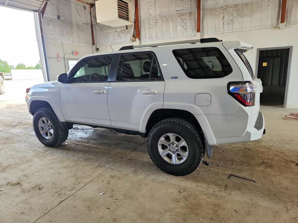 2020 TOYOTA 4RUNNER SR5 — Фото 2 из 13