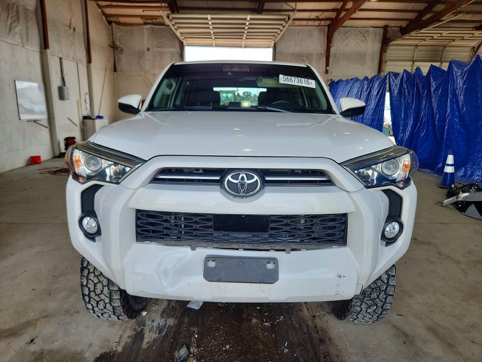 2020 TOYOTA 4RUNNER SR5 — Фото 5 из 13