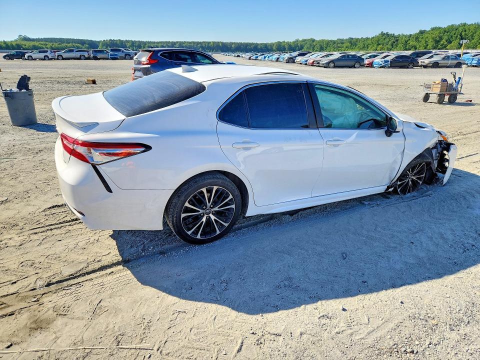 2020 TOYOTA CAMRY SE — Фото 3 из 12