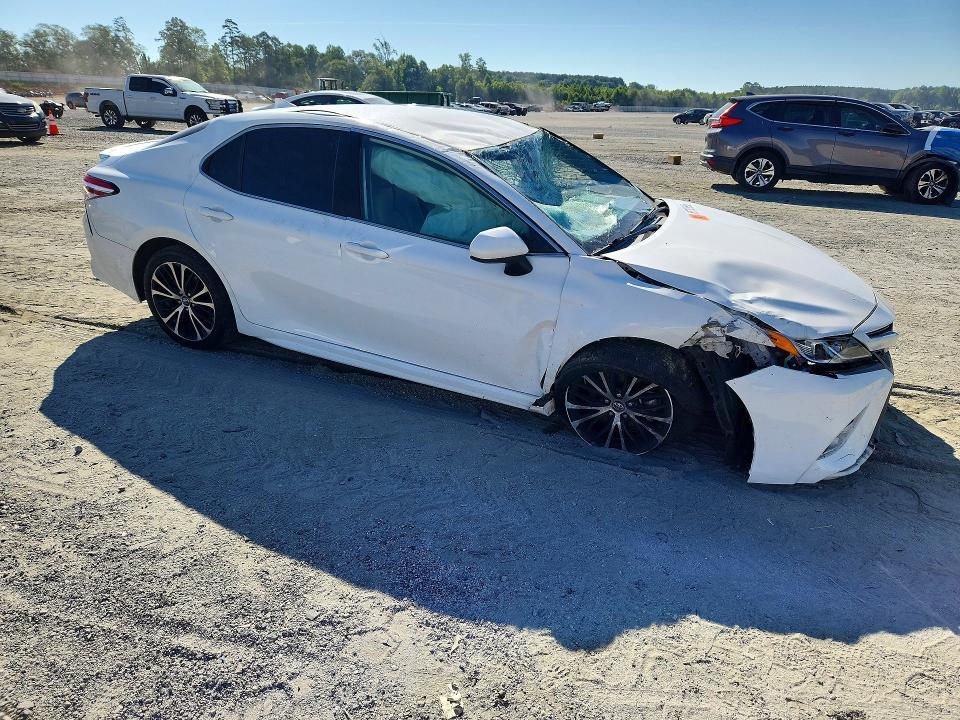 2020 TOYOTA CAMRY SE — Фото 4 из 12