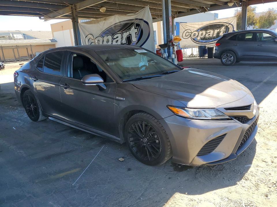 2020 TOYOTA CAMRY SE — Фото 4 из 12