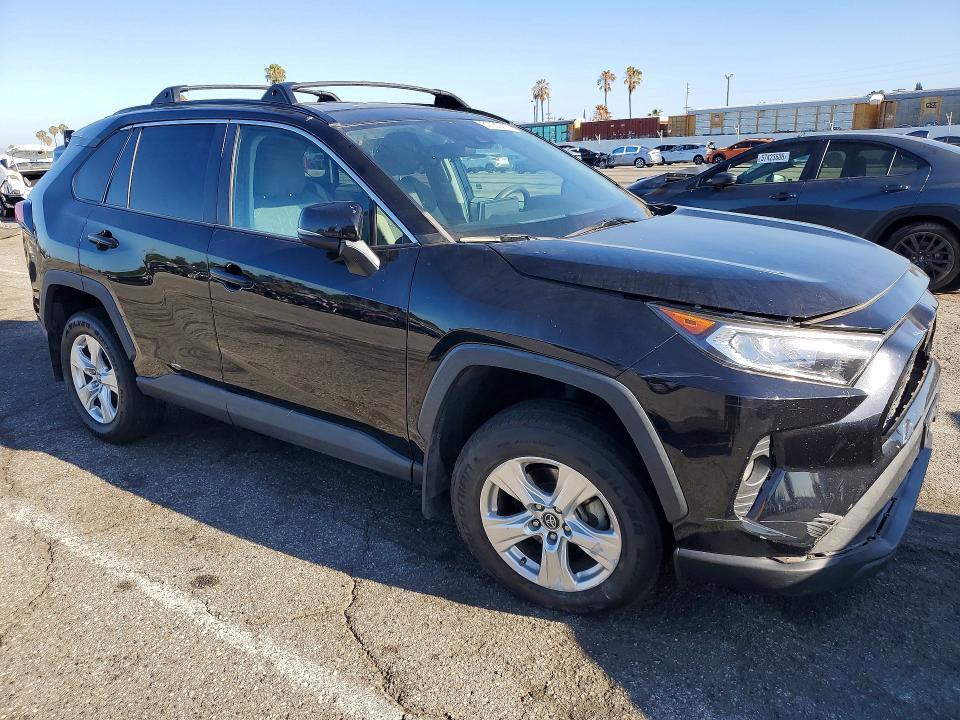2020 TOYOTA RAV4 XLE — Фото 4 из 13