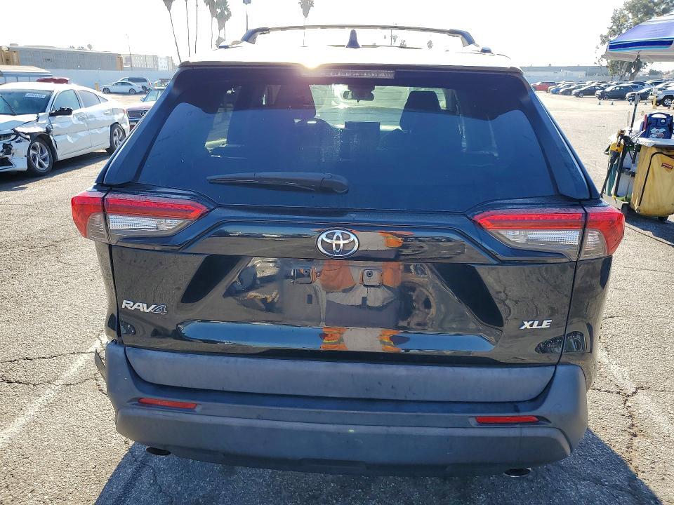 2020 TOYOTA RAV4 XLE — Фото 6 из 13