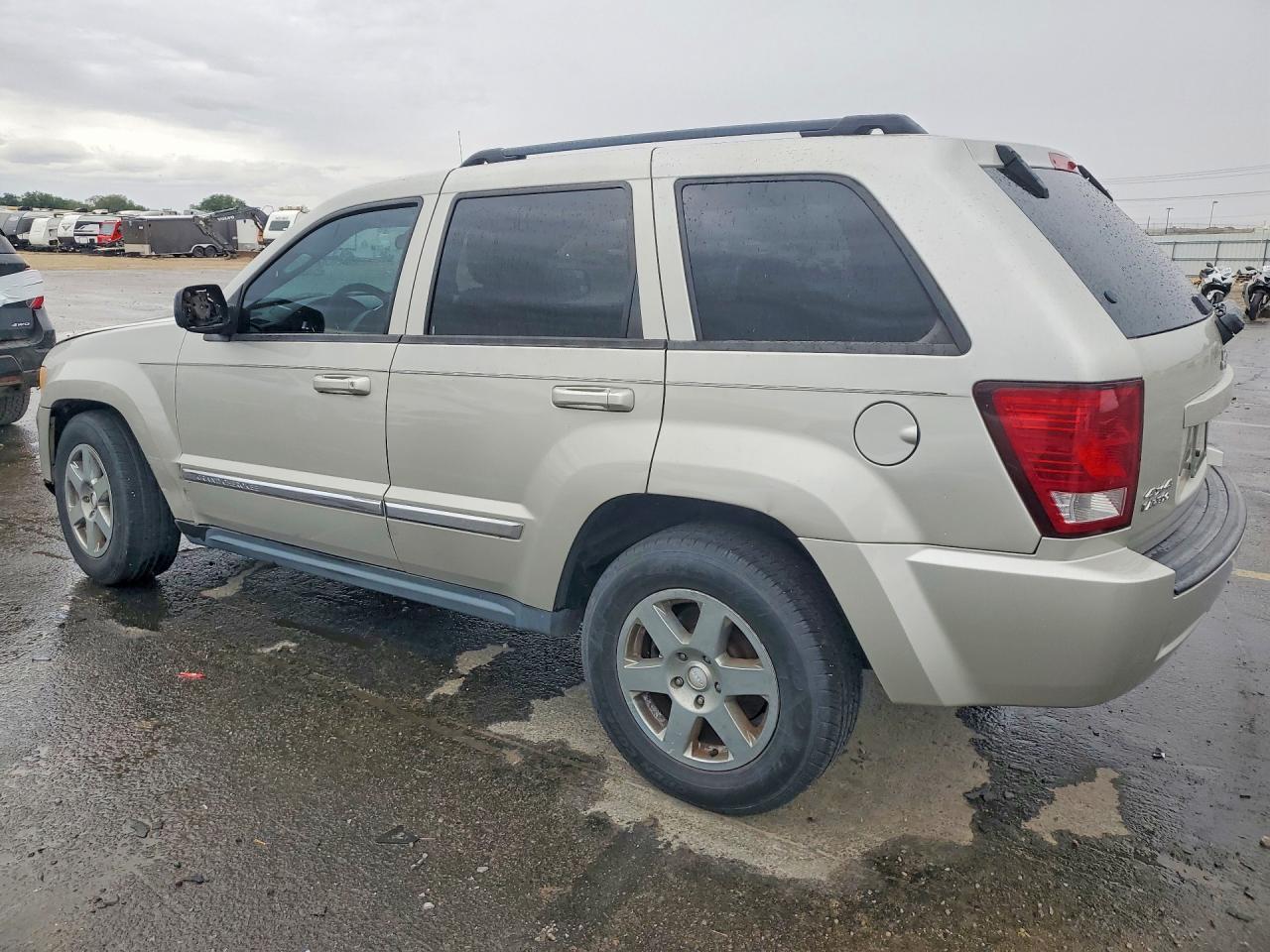 1J4PR4GKXAC130753 2010 JEEP GRAND CHEROKEE photo no. 2
