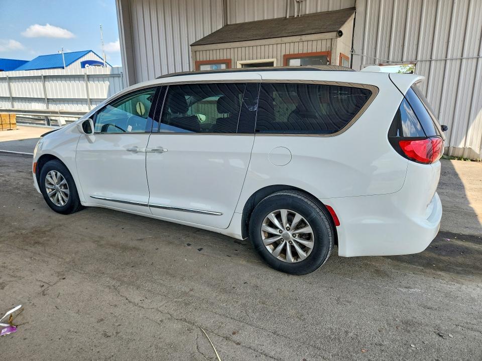 2019 CHRYSLER PACIFICA TOURING L — Фото 2 из 13