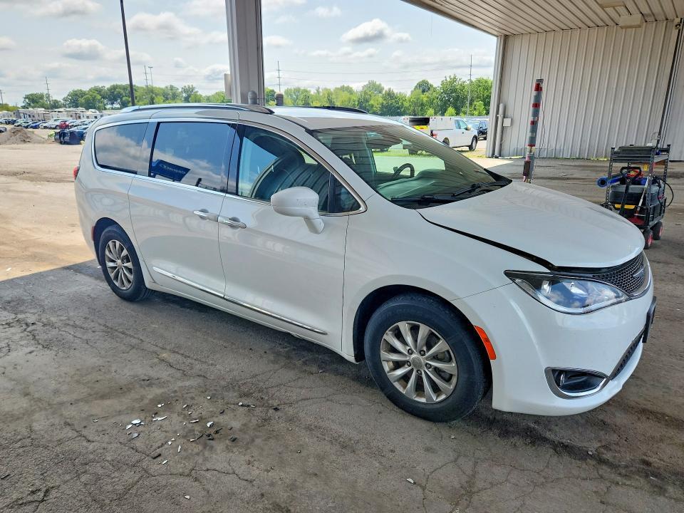 2019 CHRYSLER PACIFICA TOURING L — Фото 4 из 13