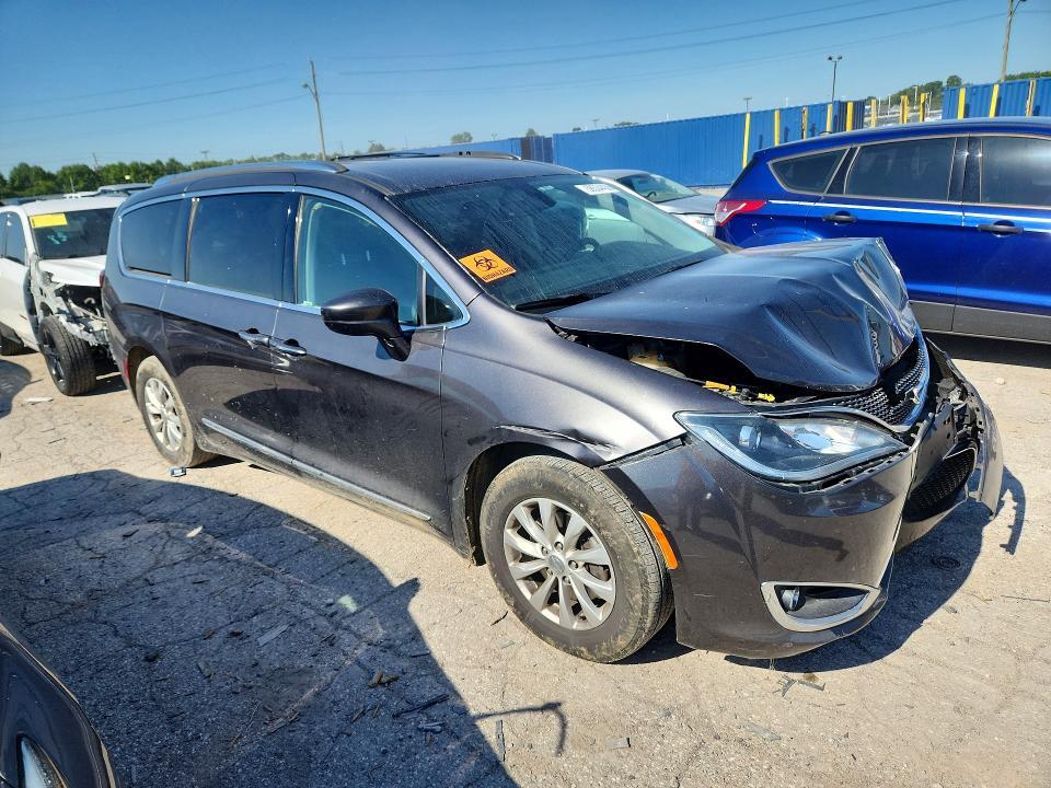 2019 CHRYSLER PACIFICA TOURING L — Фото 4 из 13