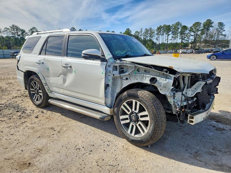 2019 TOYOTA 4RUNNER SR5 — Фото 4 из 14