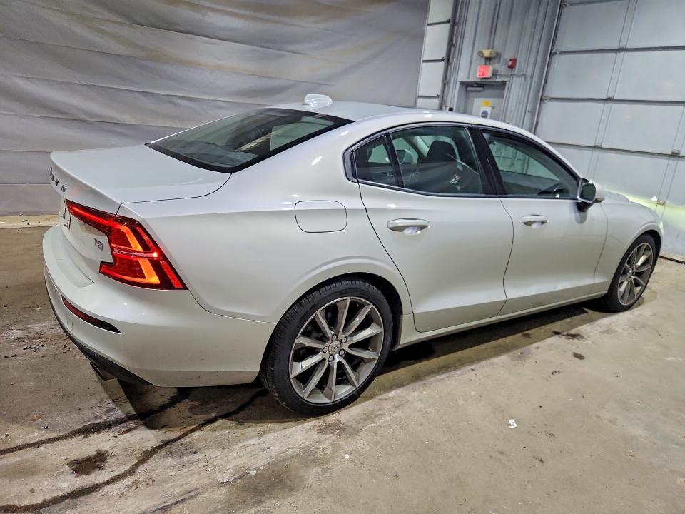 2019 VOLVO S60 T5 MOMENTUM — Фото 3 из 12