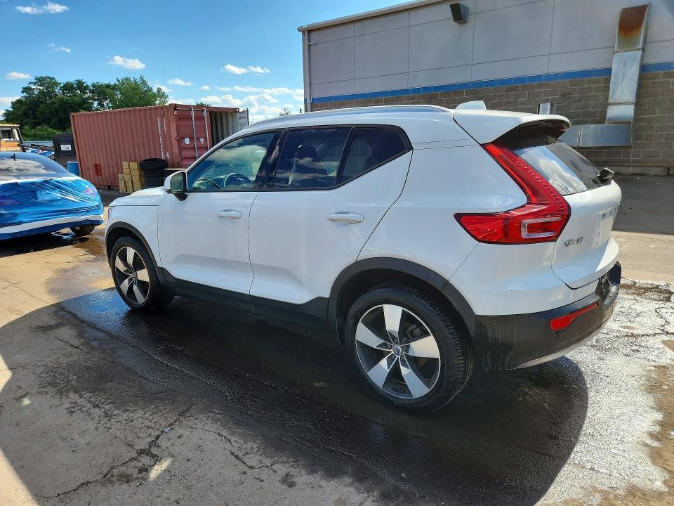2019 VOLVO XC40 T5 MOMENTUM — Фото 2 из 14