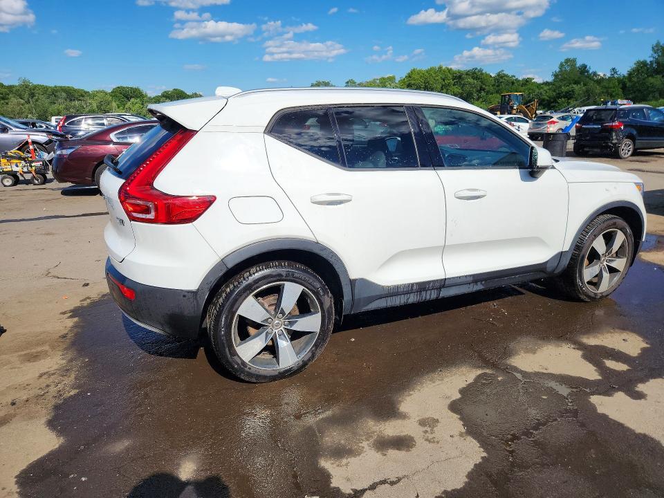 2019 VOLVO XC40 T5 MOMENTUM — Фото 3 из 14