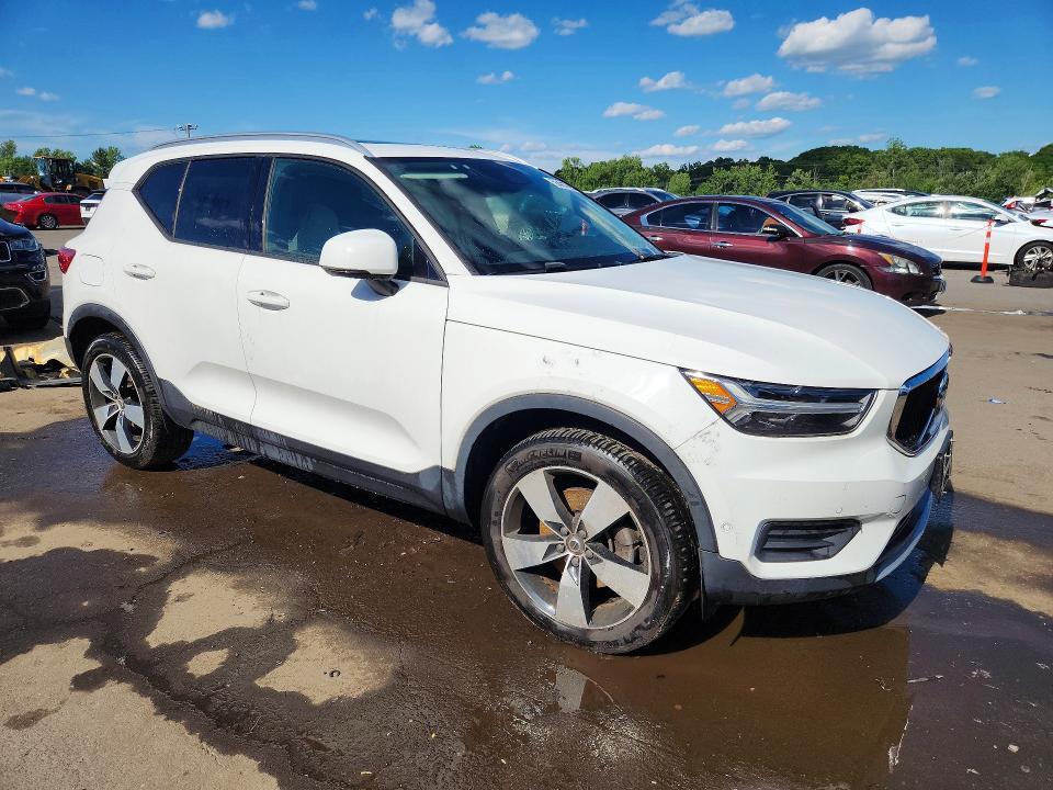 2019 VOLVO XC40 T5 MOMENTUM — Фото 4 из 14