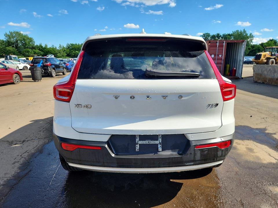 2019 VOLVO XC40 T5 MOMENTUM — Фото 6 из 14