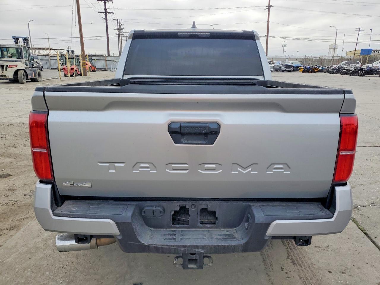 2025 TOYOTA TACOMA SR5 — Фото 6 из 12