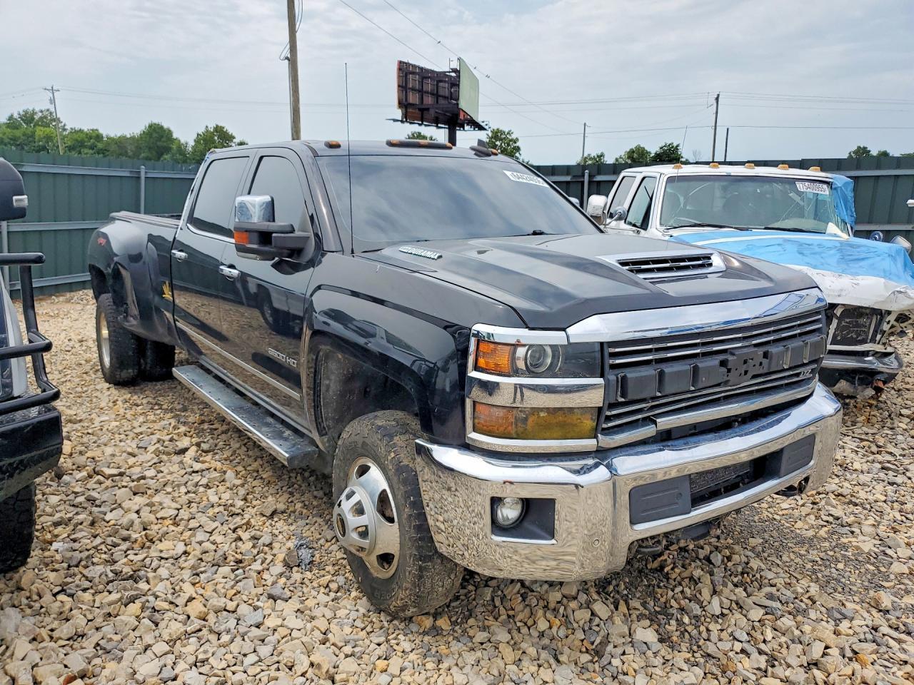 2018 CHEVROLET SILVERADO K3500 LTZ — Фото 4 из 12