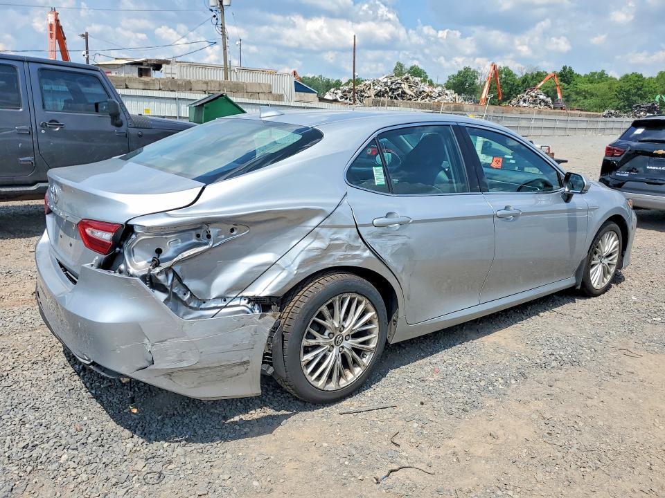 2018 TOYOTA CAMRY XLE — Фото 3 из 12