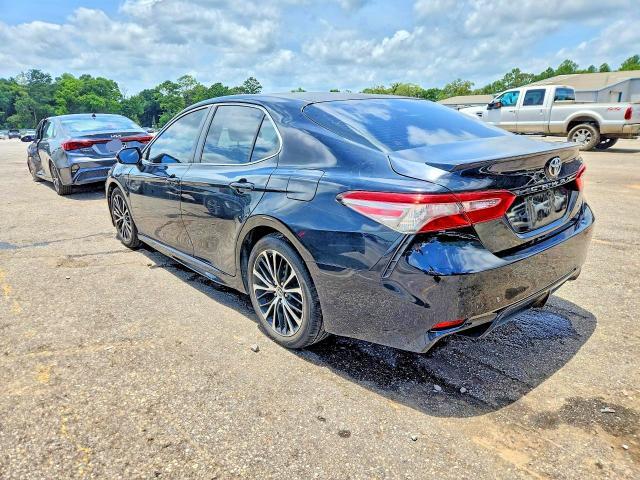 2018 TOYOTA CAMRY SE — Фото 2 из 13