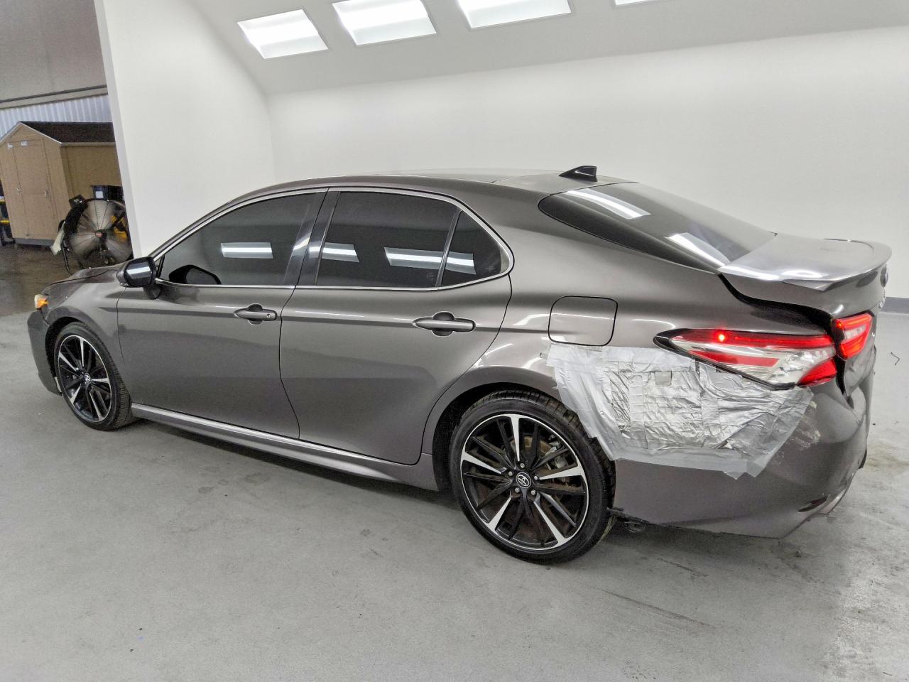 4T1BZ1HK5JU013729 2018 TOYOTA CAMRY photo no. 2