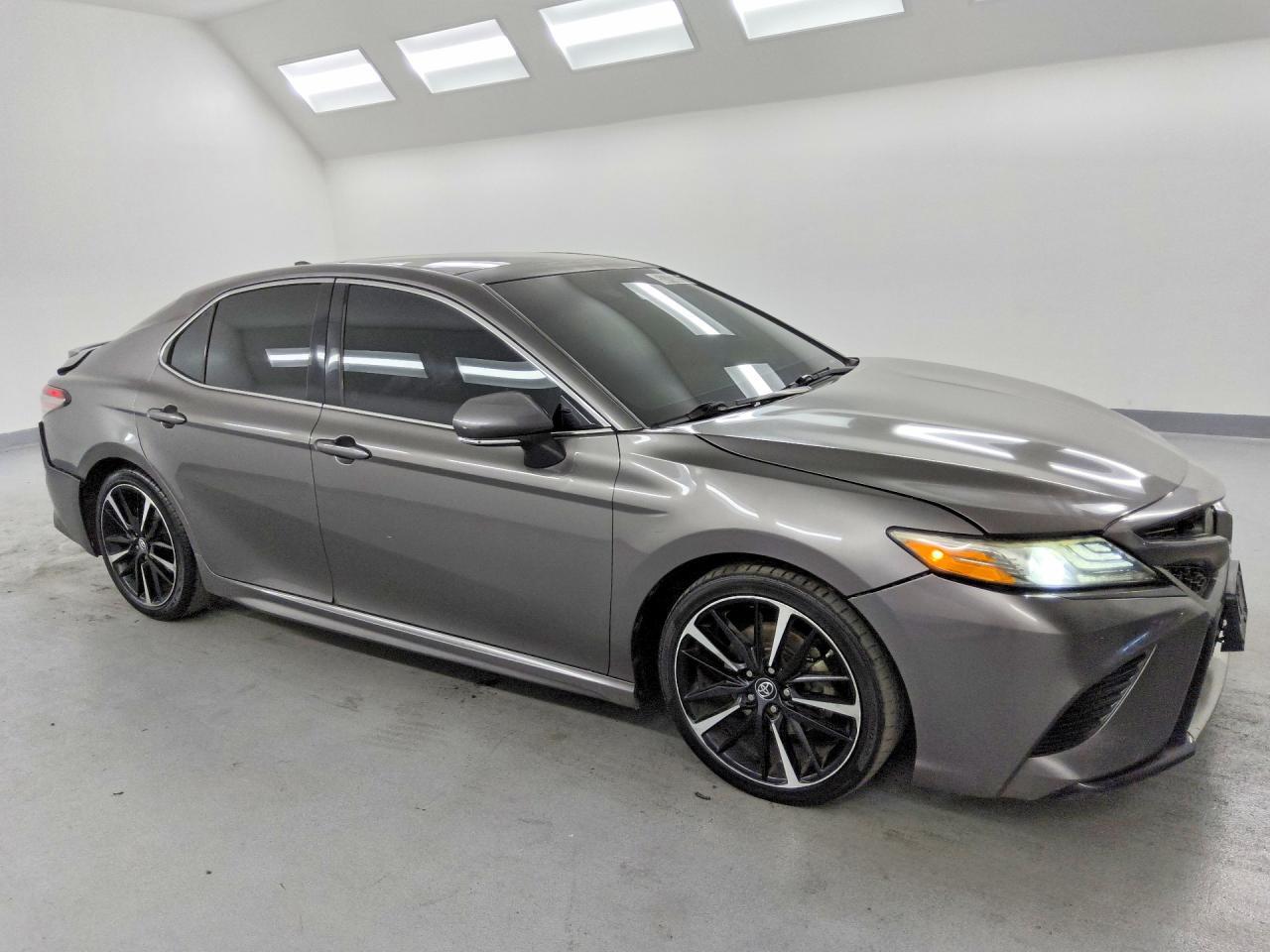 4T1BZ1HK5JU013729 2018 TOYOTA CAMRY photo no. 4