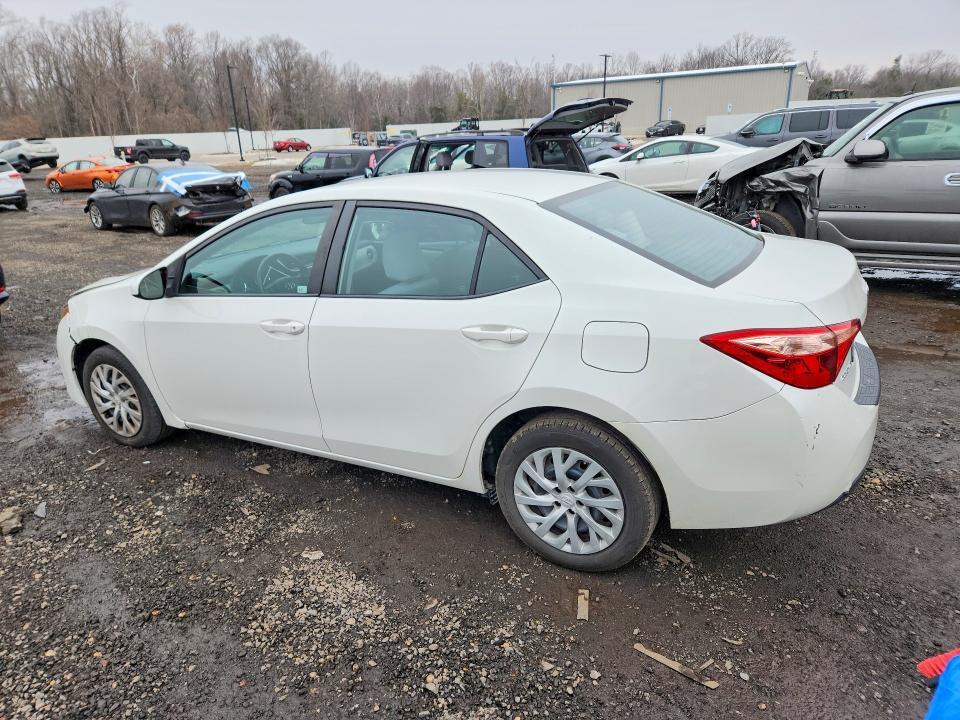 5YFBURHE8JP800277 2018 TOYOTA COROLLA photo no. 2