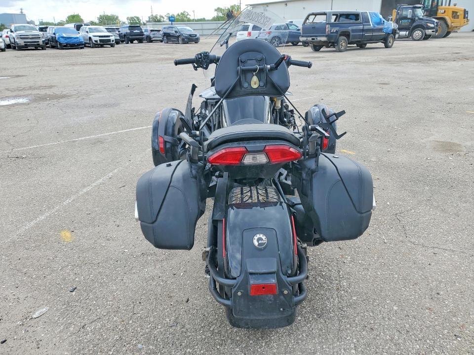 2BXRDDD25HV002396 2017 CAN-AM SPYDER ROADSTER photo no. 4