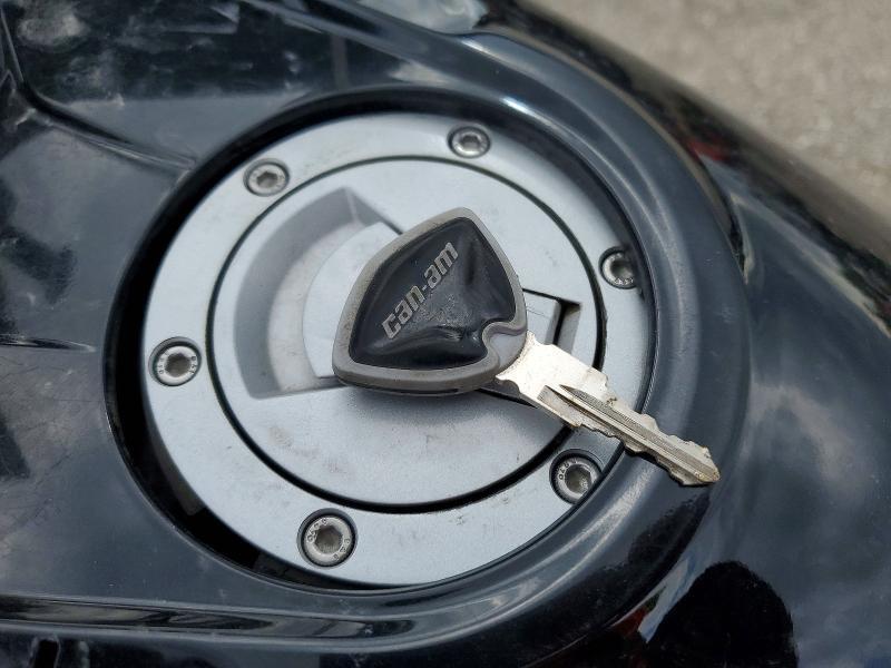2BXRDDD25HV002396 2017 CAN-AM SPYDER ROADSTER photo no. 8