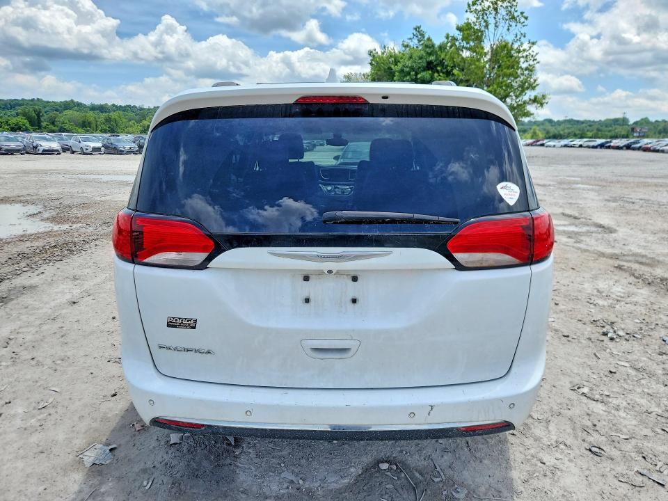 2017 CHRYSLER PACIFICA TOURING L — Фото 6 из 13