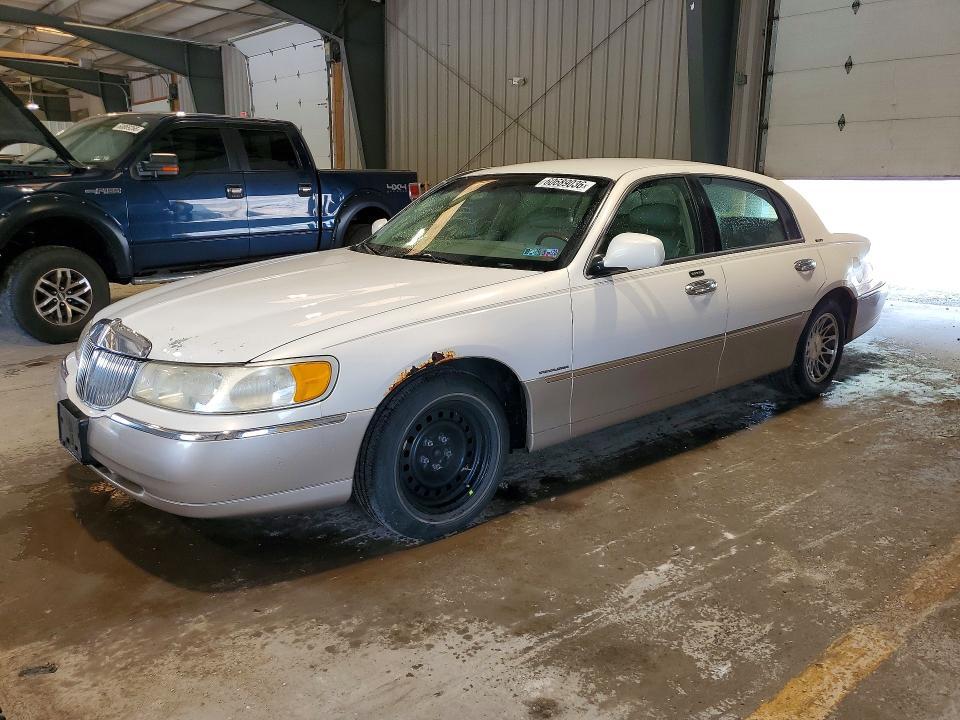 2001 LINCOLN TOWN CAR