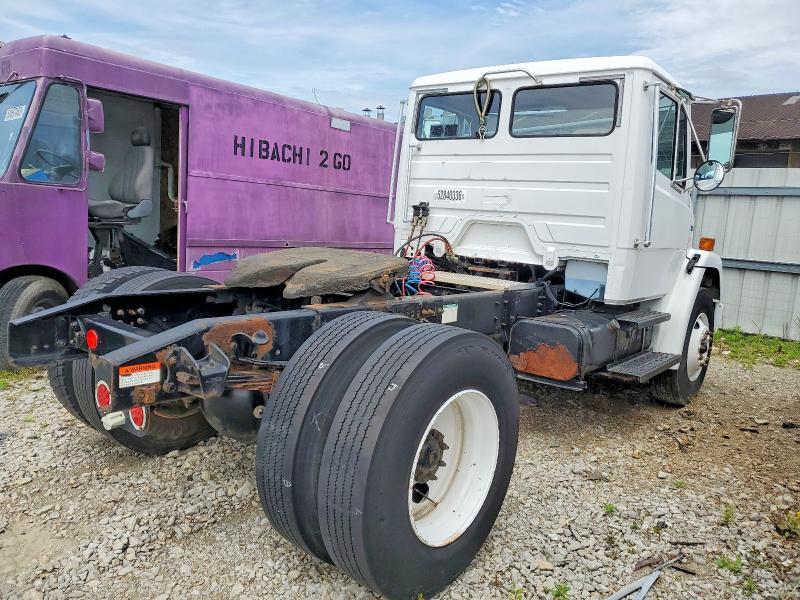 2004 FREIGHTLINER FL70 SEMI TRUCK — Фото 4 из 10