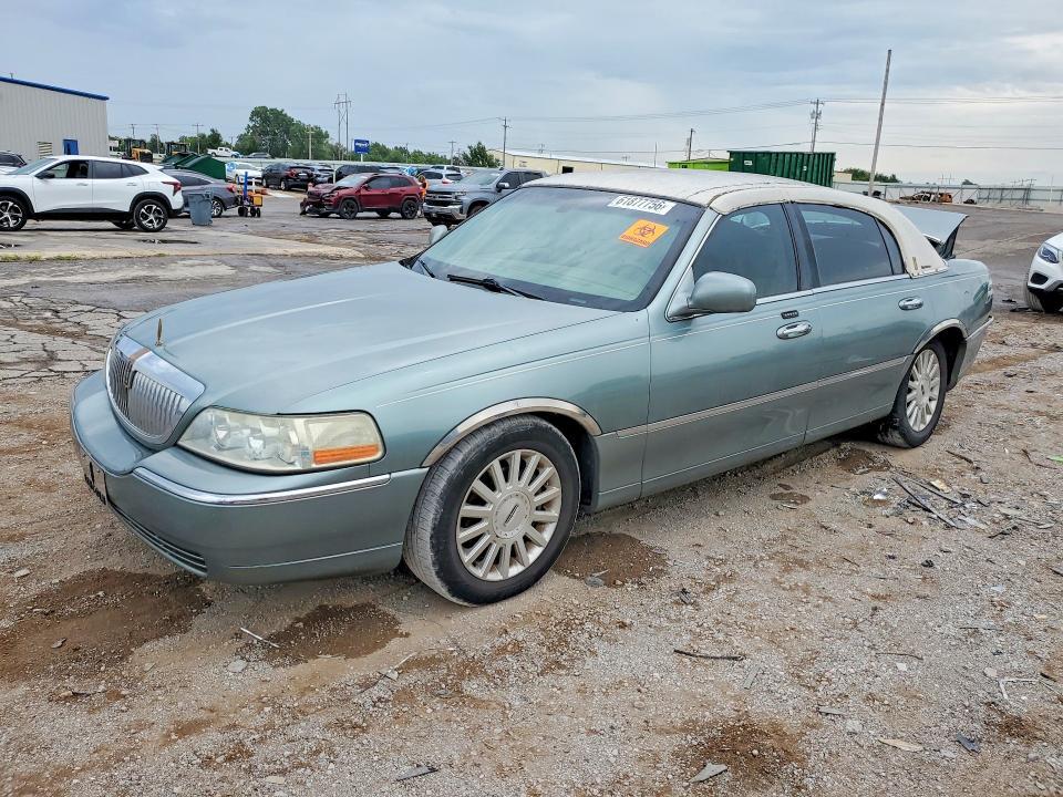 1LNHM81W24Y687798 2004 LINCOLN TOWN CAR photo no. 1