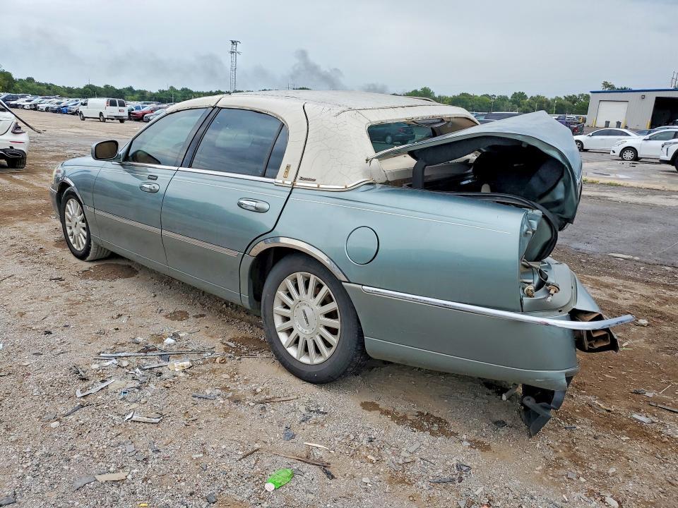 1LNHM81W24Y687798 2004 LINCOLN TOWN CAR photo no. 2