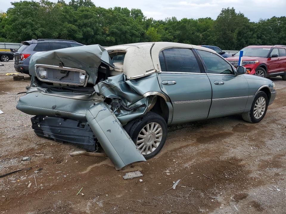 1LNHM81W24Y687798 2004 LINCOLN TOWN CAR photo no. 3