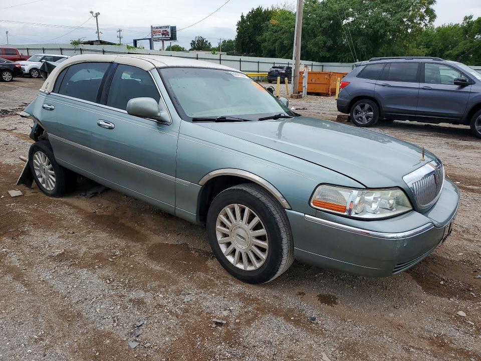 1LNHM81W24Y687798 2004 LINCOLN TOWN CAR photo no. 4