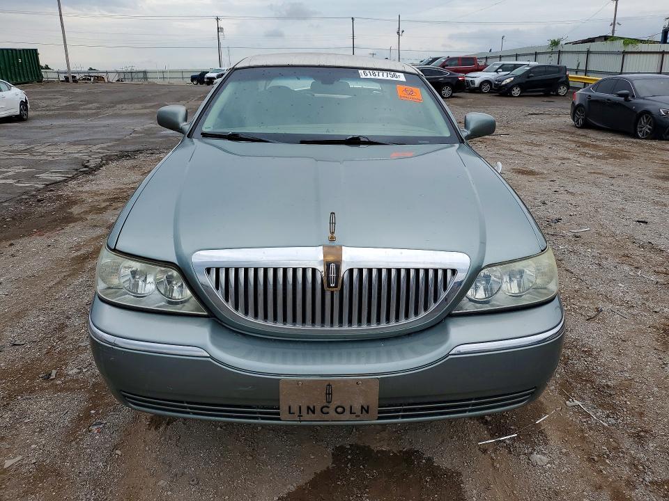 1LNHM81W24Y687798 2004 LINCOLN TOWN CAR photo no. 5