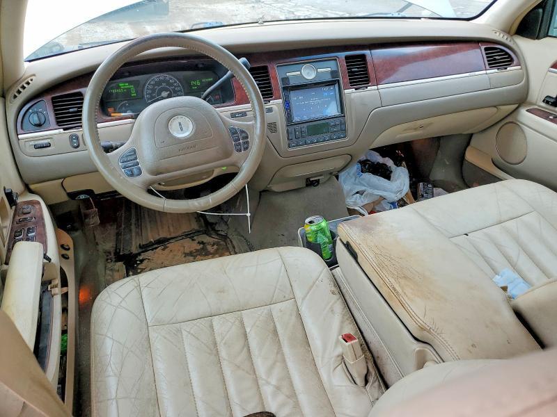 1LNHM81W24Y687798 2004 LINCOLN TOWN CAR photo no. 8