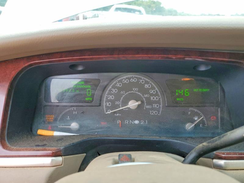 1LNHM81W24Y687798 2004 LINCOLN TOWN CAR photo no. 9