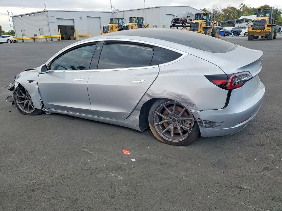 2018 TESLA MODEL 3 — Фото 2 из 12