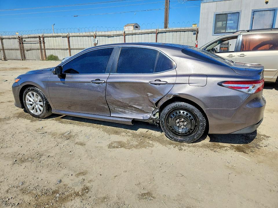 2018 TOYOTA CAMRY LE — Фото 2 из 13
